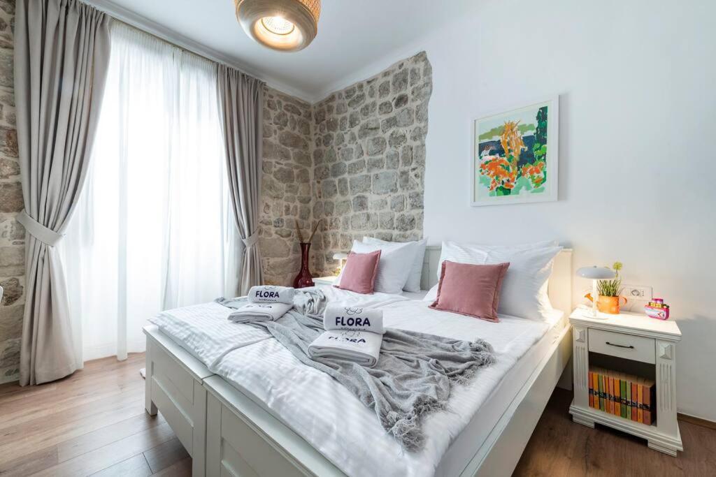 Flora-Heartbeat Old City Three Bedrooms Apartment Дубровник Екстер'єр фото