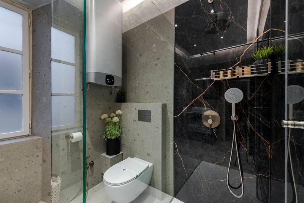 Flora-Heartbeat Old City Three Bedrooms Apartment Дубровник Екстер'єр фото