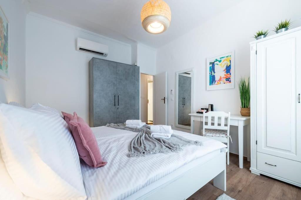 Flora-Heartbeat Old City Three Bedrooms Apartment Дубровник Екстер'єр фото