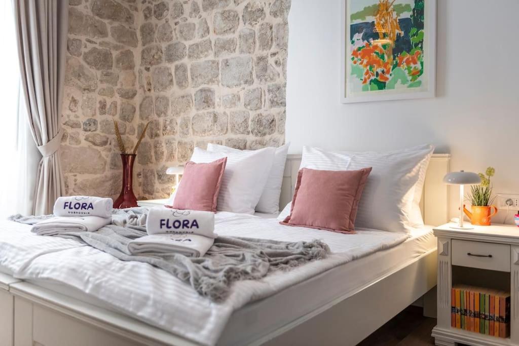 Flora-Heartbeat Old City Three Bedrooms Apartment Дубровник Екстер'єр фото