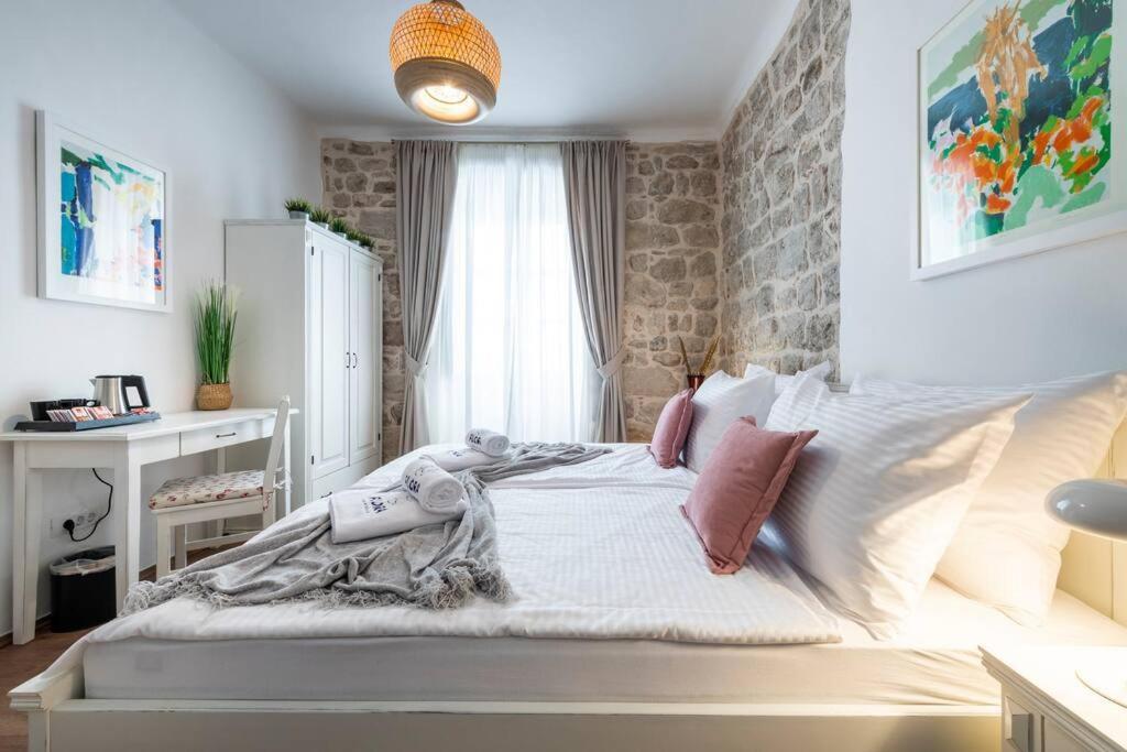 Flora-Heartbeat Old City Three Bedrooms Apartment Дубровник Екстер'єр фото
